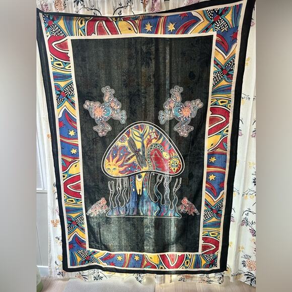 Vertical psychedelic mushrooms on frog tapestry - Picture 3 of 7